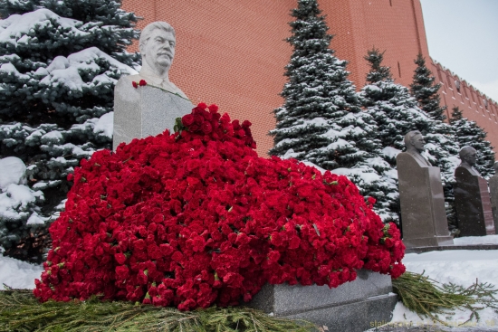 Две гвоздики для товарища Сталина. Земля пухом.